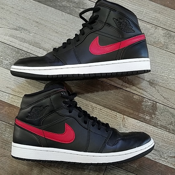 nike shoes with red check